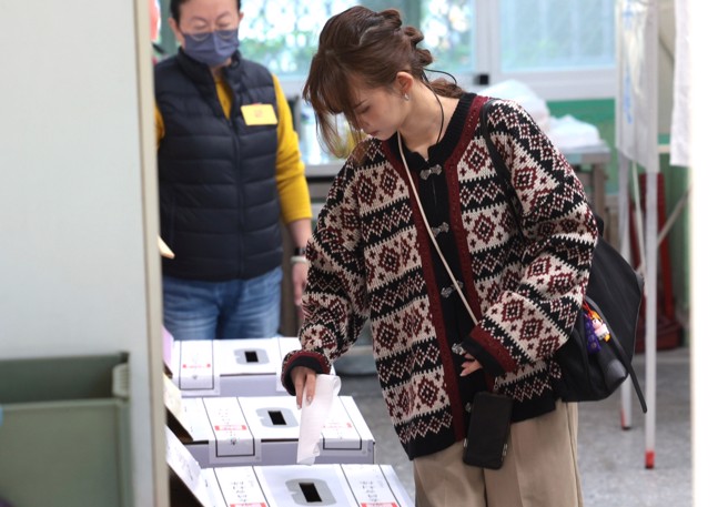 第16任总统副总统及第11届立法委员选举13日投票，年轻的选民前往投票所投下神圣的一票。（郭吉铨摄）