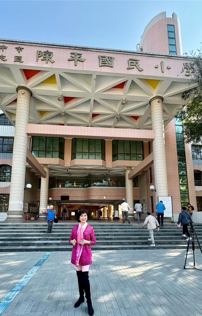 白嘉莉回到戶籍地台中投票。（張瓊玉提供）