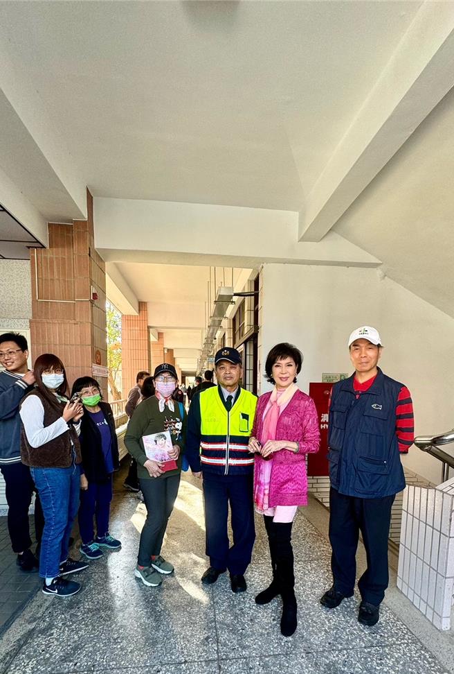 白嘉莉面對民眾要求合照，來者不拒。（張瓊玉提供）