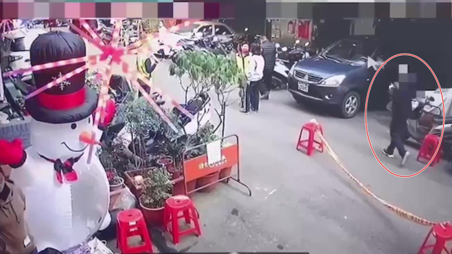 新北市蘆洲區民生街內投開票所有一男姓民眾因蓋錯票將選票攜離投票所。（翻攝畫面）