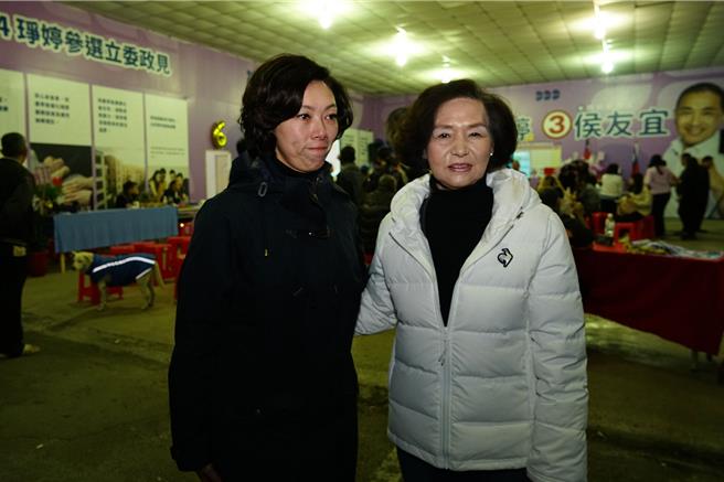 国民党宜兰县立委候选人黄琤婷（左）在县长林姿妙（右）陪同下宣布败选。（李忠一摄）