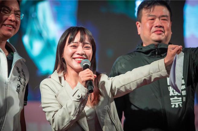 民进党高雄市第六选区立委候选人黄捷13日晚间7点宣布胜选，当场激动落泪。（袁庭尧摄）