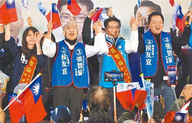 国民党新北市八选区立委候选人张智伦对上民进党候选人吴峥、民眾党候选人邱臣远，由中选会统计，以43.09％得票率宣布自行当选。（张智伦服务团队提供）