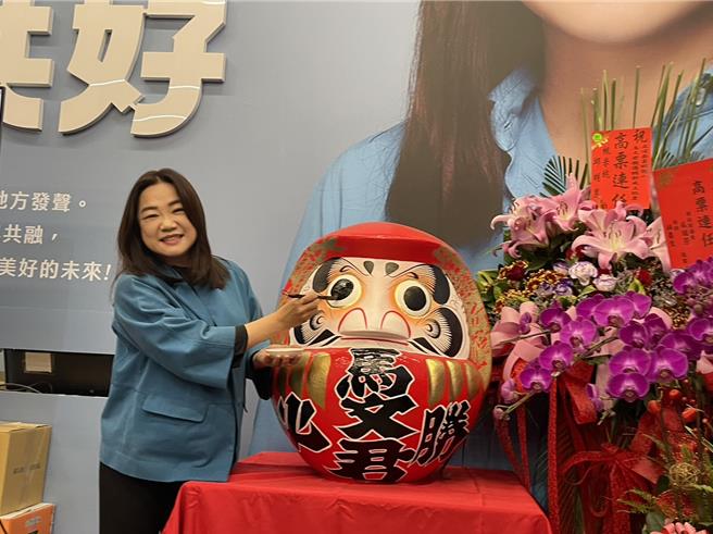 南投一選區國民黨立委馬文君完成五連霸，為必勝達摩畫上右眼眼珠慶祝心願達成，也感謝遠在日本友人的祝福。（楊靜茹攝）