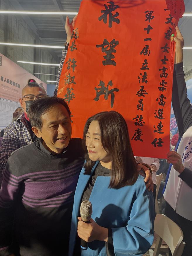 國民黨立委馬文君13日晚間6時許自行宣布當選，接受鄉親的祝福，其丈夫王俊國給予擁抱，兩人相視而笑。（楊靜茹攝）