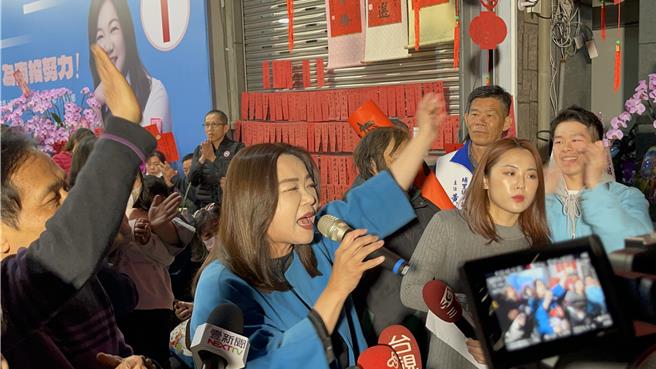 馬文君致謝說：「謝謝大家再次選擇馬文君，你們一路的陪伴讓馬文君再次當選。」（楊靜茹攝）