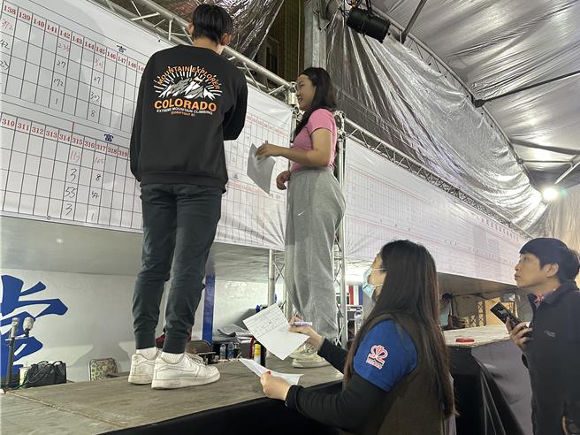 傅崐萁競選總部計票，隨著票輸差距拉大，支持者情緒激動、鼓掌鼓勵。（王志偉攝）