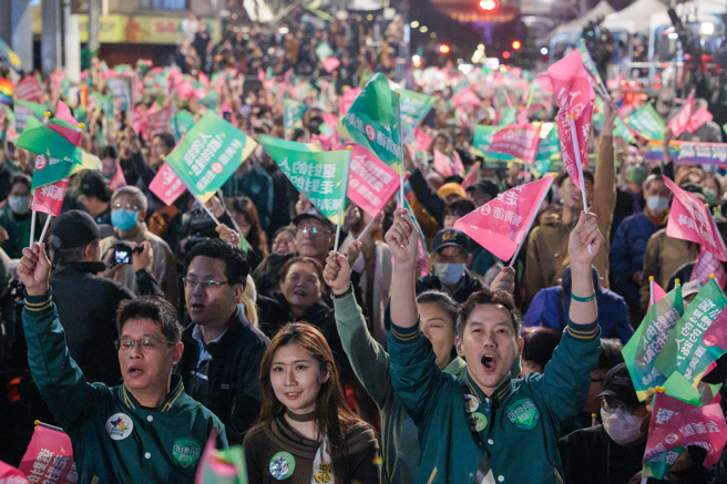民進黨正副總統候選人賴清德、蕭美琴全國競選總部13日湧入大量支持者，現場民眾歡呼期待開票結果。（郭吉銓攝）