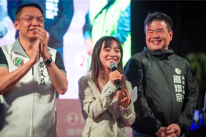 民进党高雄市第六选区立委候选人黄捷13日晚间7点宣布胜选，当场激动落泪。（袁庭尧摄）