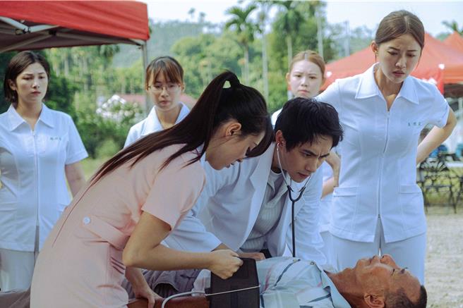 邱偲琹(左)、潘君侖在醫療生活劇《生命捕手》 演出。(東森提供)