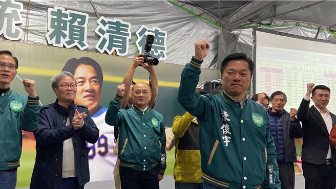 宜兰县立委选战民进党候选人陈俊宇（前排）今（13日）晚上6时40分许，在溪南联合竞选总处自行宣布当选。（吴佩蓉摄）