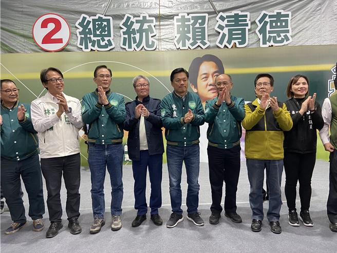 宜兰县立委选战民进党候选人陈俊宇（左五）今（13日）晚上6时40分许，在溪南联合竞选总处自行宣布当选。（吴佩蓉摄）