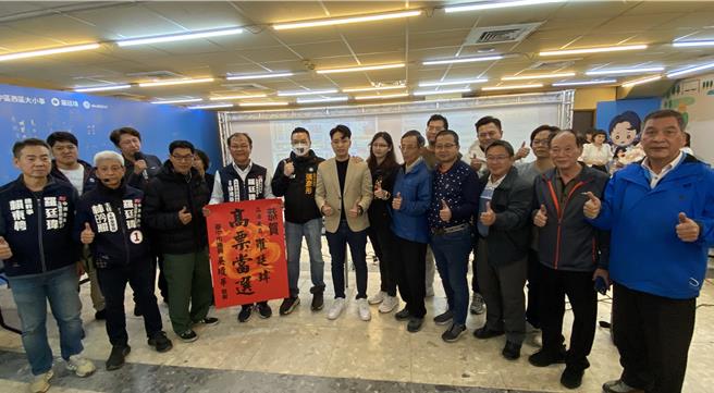 台中立委六選區國民黨候選人羅廷瑋13日晚間6時30分發表當選談話，感謝支持，並表示，要兌現過去承諾的政見，持續擴大努力。（陳淑芬攝）