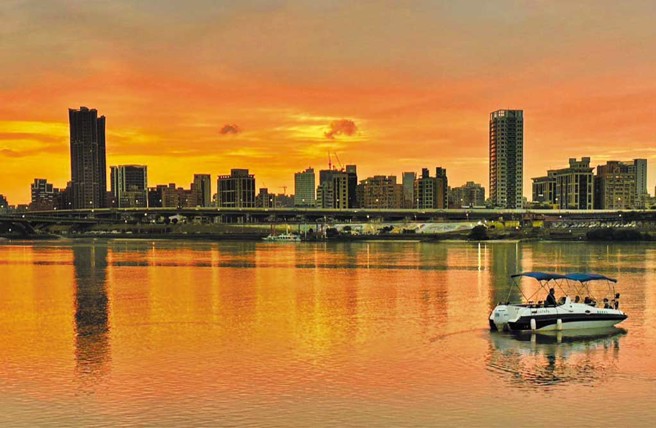 大稻埕乘船赏夕阳。（图／臺北市公共运输处提供）