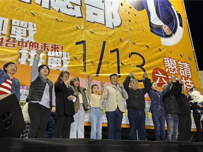 2024总统及立委选举13日登场，国民党台中二选区立委候选人顏宽恒（中，白衣）自开票以来一路领先，并在6点多自行宣布当选，现场一片欢腾。（潘虹恩摄）