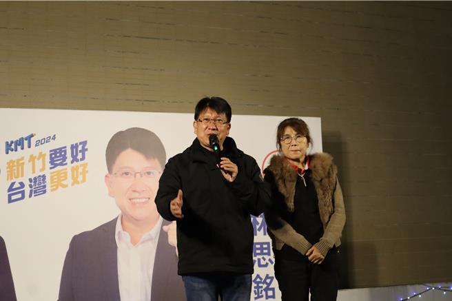 新竹縣二選區立委林思銘（左）13日晚間約7時半自行宣布當選。（邱立雅攝）