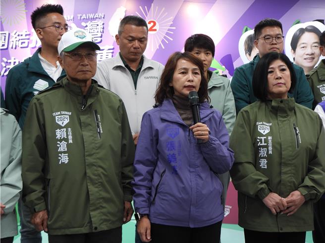 民進黨花蓮立委候選人張美慧（前中）今晚宣布敗選，除恭喜對手國民黨傅崐萁當選，並喊話要好好對待花蓮。（羅亦晽攝）