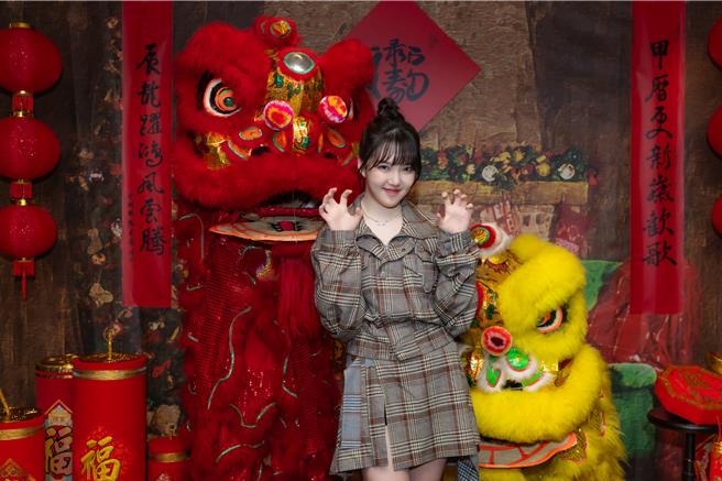 Yerin開心與訪問地點附近的春節擺飾合照。（ON INN ASIA提供）