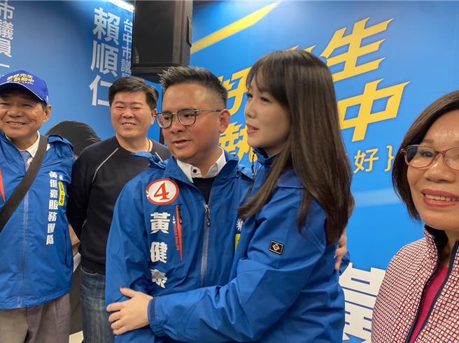 中五選區國民黨候選人黃健豪偕妻子出面宣布當選，並向選民致謝。（民眾提供／馮惠宜台中傳真）