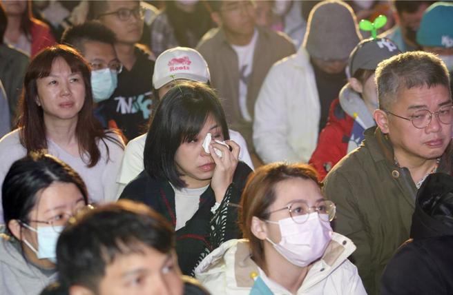 第16任總統、副總統暨第11任立法委員選舉13日登場，支持民眾紛紛前往民眾黨總統候選人柯文哲競選總部前關心開票結果，隨著票數差距逐漸拉大，眾人的心情也隨之沉重。（范揚光攝）