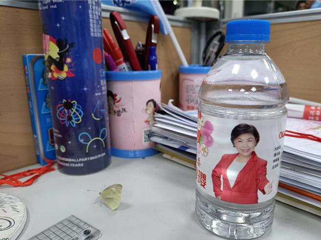 第三選區國民黨籍立委楊瓊瓔連任成功，晚間前往服務處宣布當選前，一隻蝴蝶突然飛進來搶先報喜。（陳淑娥攝）