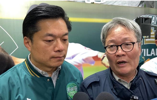 前宜蘭代理縣長陳金德（右）表示，陳俊宇（左）高票當選立委，是所有人團結合作的結果，但不是團結的結束，「是我們要重返榮耀的開始」。（吳佩蓉攝）