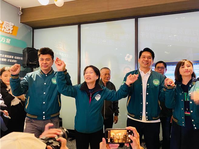 李柏毅（右二）自行宣布当选，强调「未来不会辜负承诺，会对政见及承诺事项一一实现」。（柯宗纬翻摄）