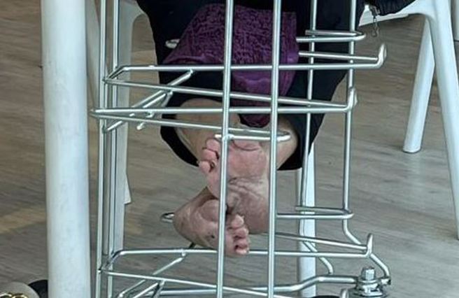 女子在卖场吃饭，发现隔壁桌有妇人打赤脚摆在食物推车支架上，让她看了感到噁心。（图／翻摄自脸书爆料公社公开版）