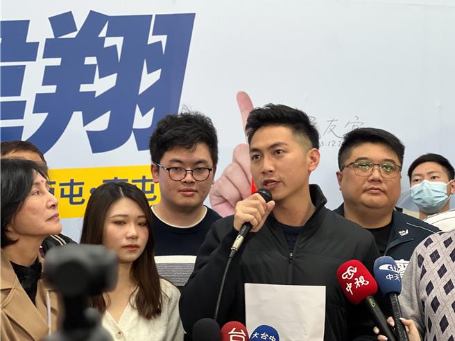 国民党立委候选人廖伟翔当选中四选区立委，出面发表感言并感谢民眾支持。（张亦惠摄）