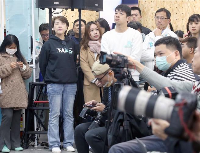 民眾党总统候选人柯文哲13日召开国际记者会，严词否认竞选总干事黄珊珊（左二）是败选战犯，直言自己要付最大责任。（范扬光摄）