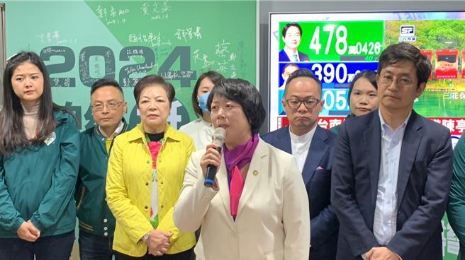 民进党立委候选人郑文婷宣布败选，郑表示，是她努力不够，没有办法争取到市民的支持，也祝福对手林沛祥，也请他不要忘记基隆的未来要仰赖他继续努力。（徐佑升摄）