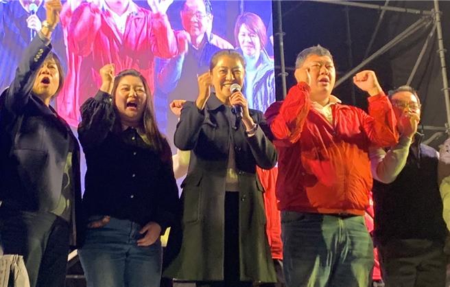 国民党立委候选人游颢（右二），夹着连两届竹山鹿谷县议员最高票的气势与县长许淑华(中)全力辅选，13日打败现任民进党立委蔡培慧，替蓝营成功光復投二区失土。曾雪蒨摄