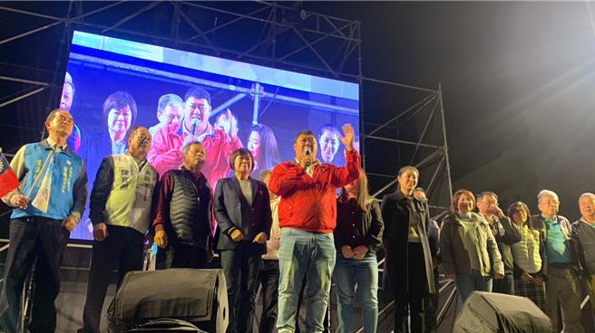 国民党南投二选区立委候选人游颢(左五)13日晚间顺利击败民进党立委蔡培慧，为竹山镇时隔23年后再出1席在地立委。曾雪蒨摄