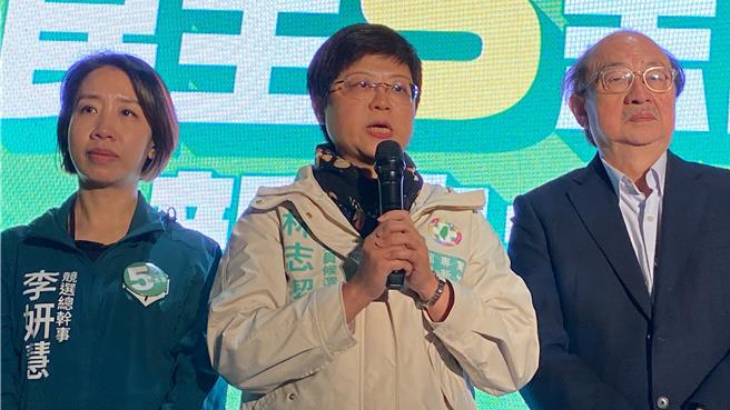 林志洁（中）今晚8点到竞选总部向选民宣布败选，也恭喜对手郑正钤当选。（陈育贤摄）
