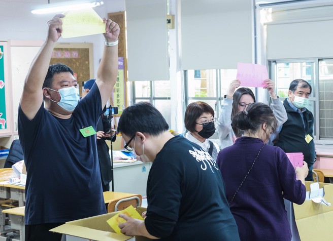 2024总统副总统、立委选举13日举行投票，并于四点投票时间截止后，由选务人员进行唱票。（粘耿豪摄）