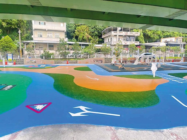 头份市科东二路高架桥下空间，头份市公所争取经费打造亲子共乐健康空间。（图／头份市公所提供））