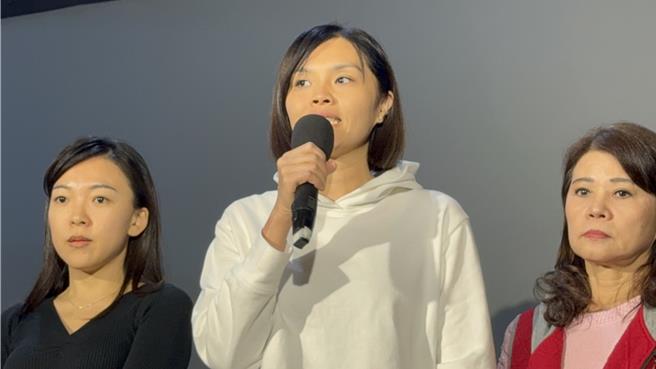 李眉蓁強忍眼淚說，自己努力不夠，安慰支持者不要傷心，「我們下次一定會翻轉高雄」。（柯宗緯攝）