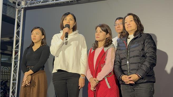 李眉蓁今晚在國民黨市議員白喬茵、陳玫娟、李雅芬、李亞築等人陪同下開記者會。（柯宗緯攝）