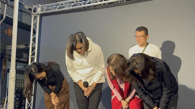 李眉蓁今晚在國民黨市議員白喬茵、陳玫娟、李雅芬、李亞築等人陪同下開記者會。（柯宗緯攝）