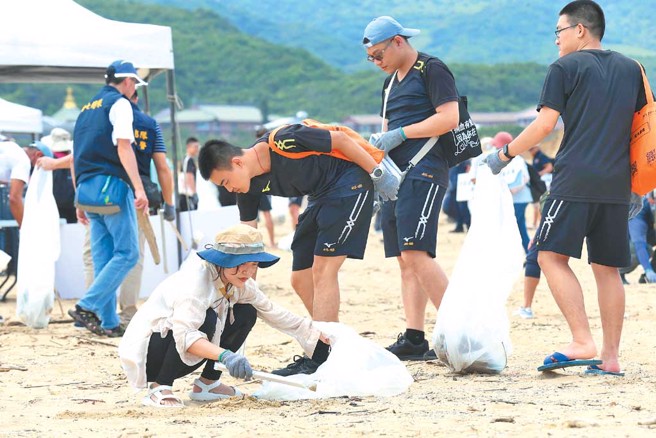 台湾警察专科学校的大孩子，热情参与净滩活动。（图／日月光环保永续基金会提供）