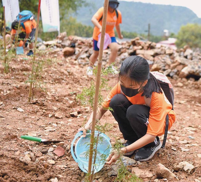 东光国小、水里国小两校师生80人，齐聚南投埔里事业区84林班植树，响应世界地球日。
（图／日月光环保永续基金会提供）