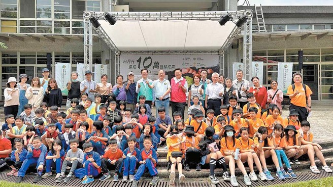 东光国小、水里国小两校师生与东光村地方士绅一同见证日月光环基会达成造林10万里程碑。（图／日月光环保永续基金会提供）