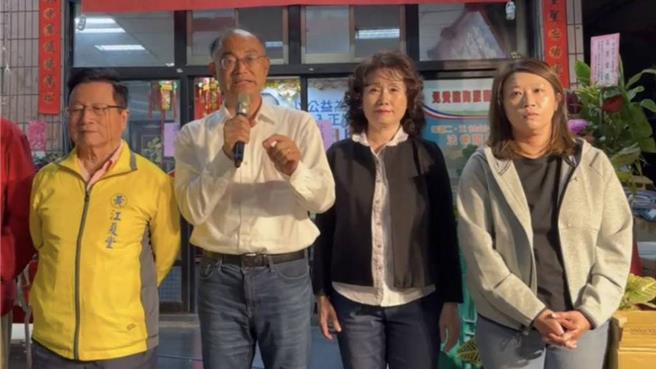 黄柏霖晚间现身竞选总部向支持者抱歉，说自己努力不够没有达成目标，不过仍是高雄市议员身分，会继续做好每个问政与服务。（翻摄照片／任义宇高雄传真）