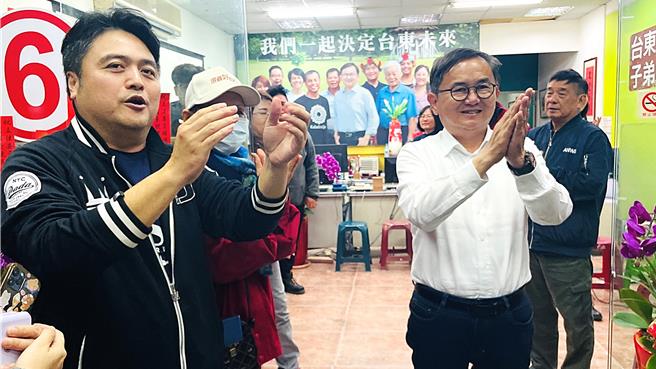 2024台東縣區域立委激戰，現任立委劉櫂豪（中）退黨參選，以1萬8744票落敗，他坦然接受挫敗。（蕭嘉蕙攝）