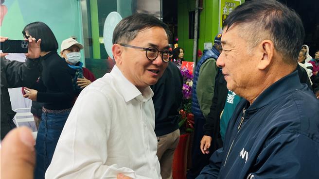 2024台東縣區域立委選舉結果出爐，現任台東立委劉櫂豪（左）爭取連任失敗，向在場支持者一一握手道謝。（蕭嘉蕙攝）