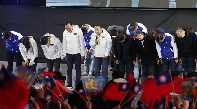 2024总统大选13日结果揭晓，国民党总统候选人侯友宜（前中）败选，在支持者不舍的情绪中，侯友宜与副手搭檔赵少康（前右四）、国民党主席朱立伦（前左四）及竞选团队干部一起向所有支持群眾鞠躬致意。（刘宗龙摄）