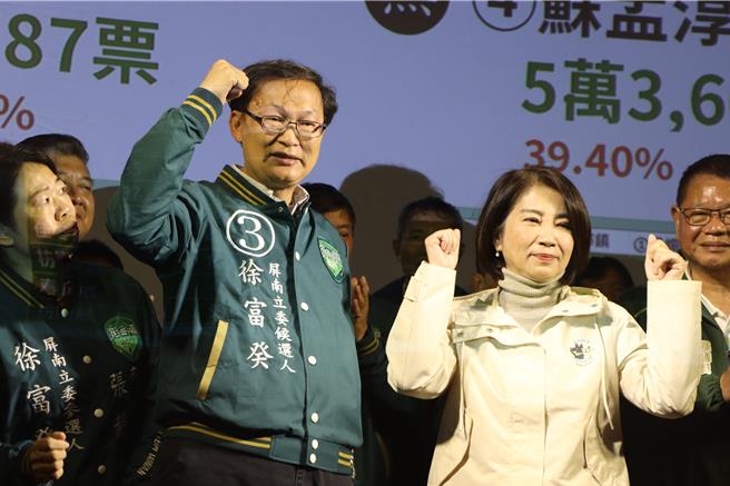 屏東立委二選區（屏南）激戰不斷，最終由民進黨籍徐富癸（左二）出線，屏東縣長周春米（右二）趕至現場道賀。（謝佳潾攝）