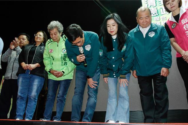 民进党立委罗致政（中）寻求连任失利，13日晚间与家人及竞选团队，出面向支持者鞠躬致意。（邓博仁摄）