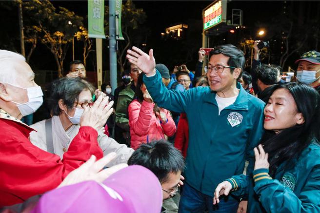 民进党立委罗致政（右二）寻求连任失利，13日晚间与家人及竞选团队，出面向支持者挥手致意。（邓博仁摄）