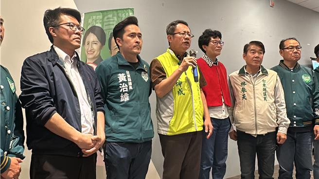 民进党台东区域立委候选人赖坤成（左三）今晚在竞选总部沉痛承认败选。（蔡旻妤摄）
